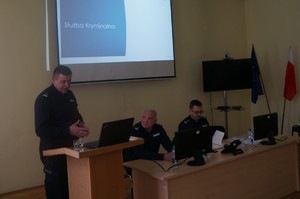 zastępca komendanta powiatowego przedstawia wyniki służby kryminalnej