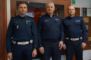 mianowani policjanci stoją obok komendanta powiatowego zdje4cie zrobione w pomieszczeniu kolorowe