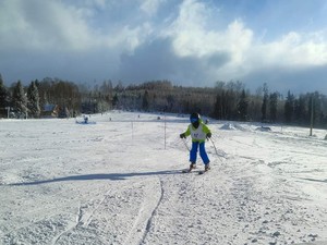 narciarz jedzie na nartach ze stoku