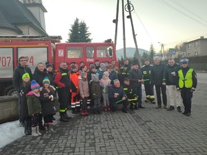 zdjęcie kolorowe grupowe stoją organizatorzy akcji i mieszkańcy na tle wozu strażackiego