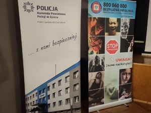 baner policji żywieckiej i żywieckiego sanepidu stoją koło siebie