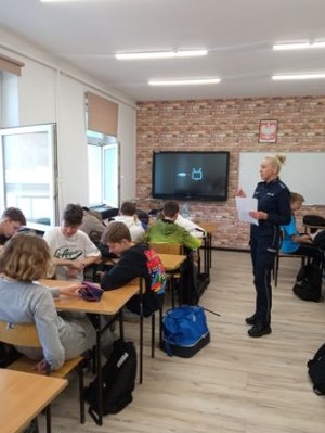 policjantka prowadzi prelekcję