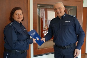komendant powiatowy wręcza policjantce rozkaz personalny zdjęcie kolorowe zrobione w pomieszczeniu
