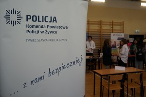 baner komendy powiatowej policji w żywcu w tle sala i stoiska