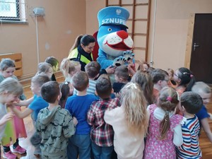 zdjęcie kolorowe zrobione w sali dzieci witają się ze sznupkiem