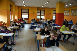 zdjęcie kolorowe zrobione w sali uczniowie piszą test