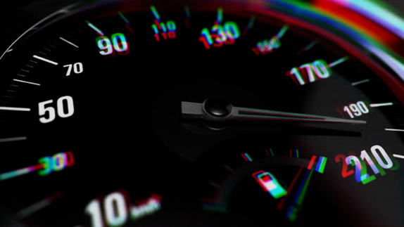 zdjęcie przedstawiające licznik prędkości w samochodzie