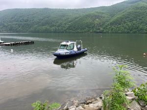 policyjna łódka na jeziorze