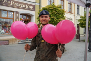 uczeń klasy wojskowej z balonikami