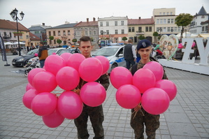 uczniowie klasy wojskowej z balonikami