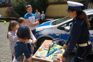 policjantka oraz dzieci przy stoisku policyjnym
