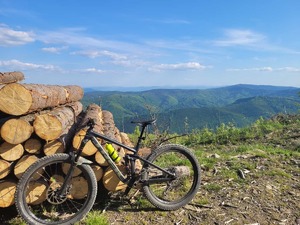 zdjęcie roweru w tle góry