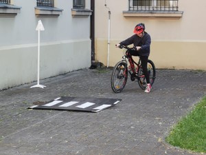 dziewczynka jedzie na rowerze po torze rowerowym