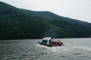 policyjna motorówka na jeziorze