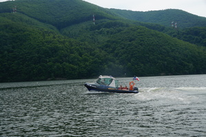 policyjna motorówka pływa na jeziorze