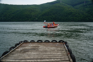 łódka wopru pływająca po jeziorze