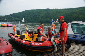 dzieci wysiadają z łódki woprowskiej