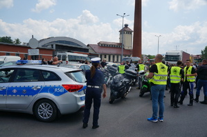 radiowóz policjanci i motocykliści