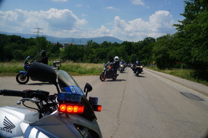 fragment policyjnego motocykle w tel jadący po drodze motocykliści