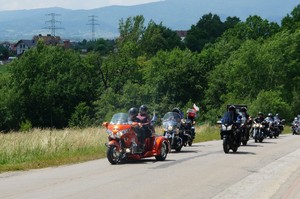 jadący po drodze motocykliści