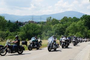 jadący po drodze motocykliści