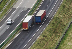 zdjęcie z drona na autostradzie wyprzedzają się dwa tiry