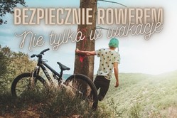 zdjęcie rowerzysty oraz napis bezpiecznie rowerem nie tylko w wakacje