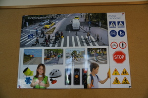 wystawa klasowa gazetka dotycząca bezpieczeństwa w ruchu drogowym