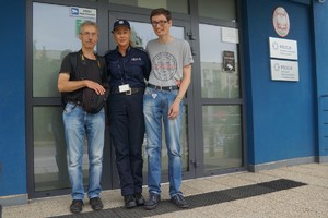 zdjęcie przed komendą, policjantka Przemek i jego tata