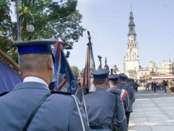 zdjęcie poglądowe na pierwszym planie stoją w kolumnie policjanci w tle klasztor na jasnej górze