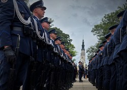 policjanci stoją w szeregach w tle kościół na jasnej górze