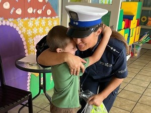 przedszkolak przytula policjantkę