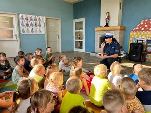 policjantka uczy dzieci jak wezwać pomoc