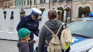 policjantka wręcza odblaski dziecku