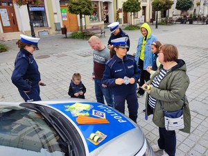 policjanci rozdają mieszkańcom odblaski