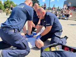 zdjęcie podglądowe policjanci podczas udzielania pomocy medyczne