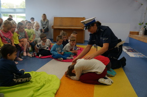 policjantka pokazuje jaką należy przyjąć pozycję w przypadku ataku agresywnego psa