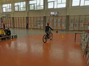 uczeń jedzie na rowerze po torze przeszkód