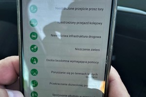 zdjęcie kolorowe dłoni trzymających telefon