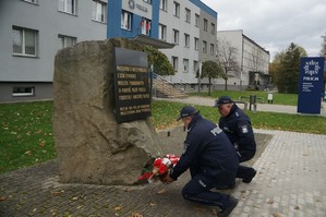 złożenie wiązanki pod pomnikiem