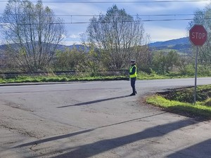 policjantka na skrzyżowaniu kieruje ruchem