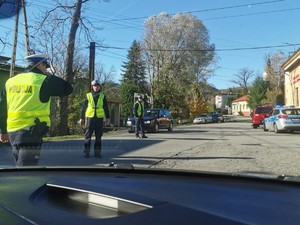 policjanci na drodze wstrzymują ruch