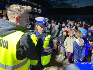 policjantka podczas udzielania wywiadu