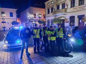 zdjęcie policjantów z motocyklistami z motoklubu wszyscy trzymają odblaski
