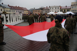 klasa mundurowa trzyma flagę