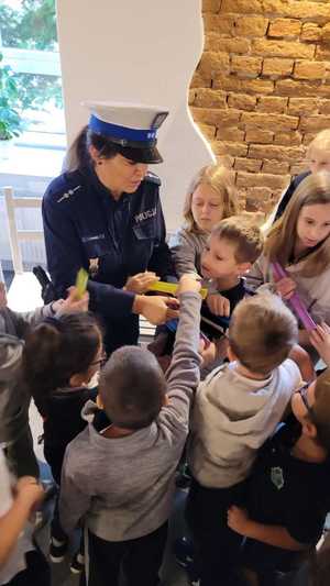 na zdjęciu policjantka i dzieci