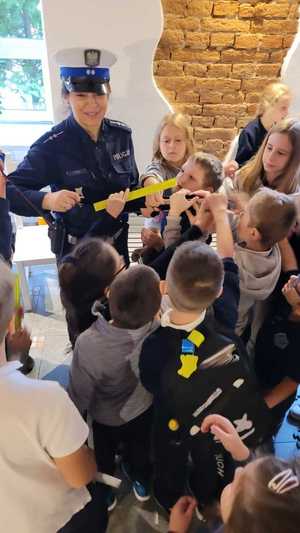 na zdjęciu policjantka i dzieci