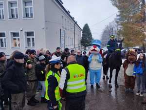 zdjęcie kolorowe policjantka redaktor z radia oraz osoby