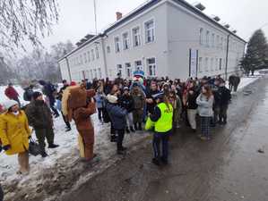 uczestnicy spotkania z policjantką