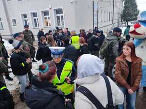 policjanci i redaktorzy rozdają odblaski